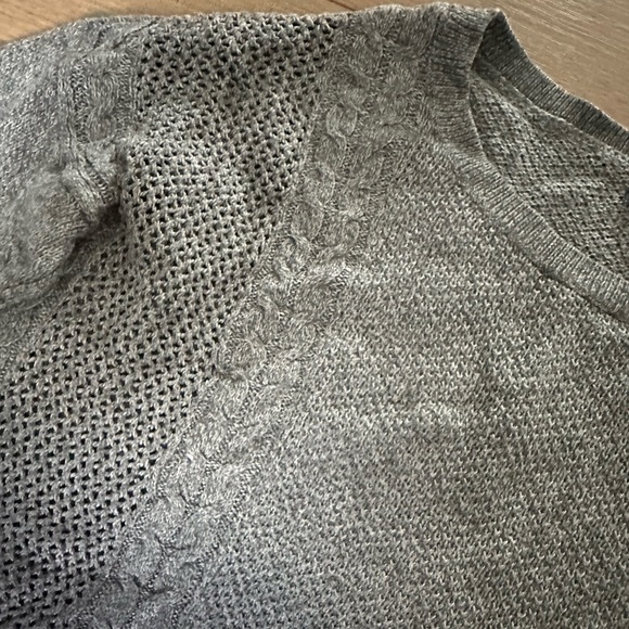 American Eagle Two-tone sweater - Picture 4 of 4